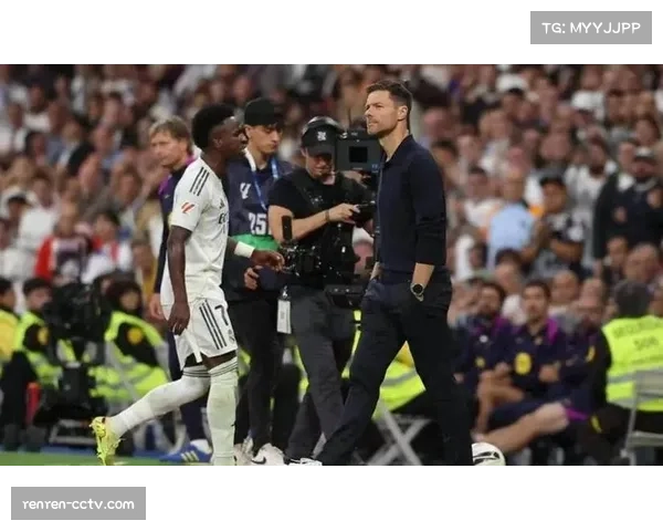 镜头捕捉：场边哈维-阿隆索与裁判交流时，笔记本被风吹落