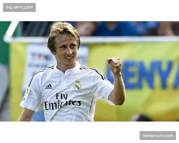 特写：伯纳乌全场起立鼓掌，莫德里奇替补登场完成俱乐部600场里程碑